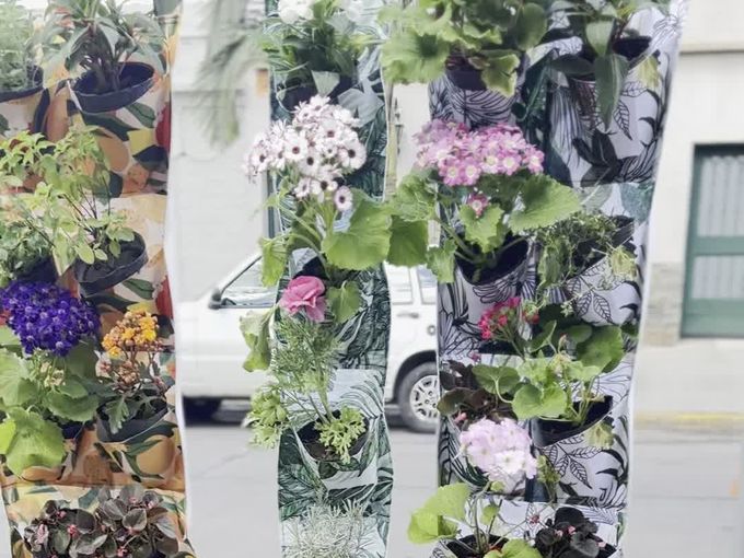 Jardín vertical de tela lleno de flores de colores