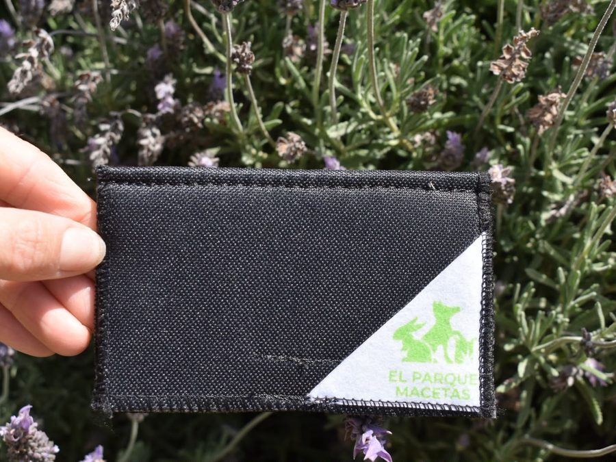 Germinador de cordura negra con la etiqueta de la marca, sostenido con la mano