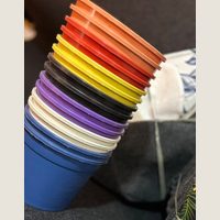 Ver: Pila de macetas recicladas de colores